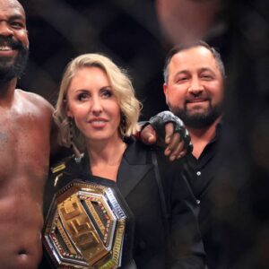 El campeoÂ³n de peso pesado de UFC, Jon Jones, con su prometida Jessie Moses, celebra su victoria por nocaut to cnico contra el retador Stipe Miocic durante su pelea por el toÂ­tulo de peso pesado de UFC 309