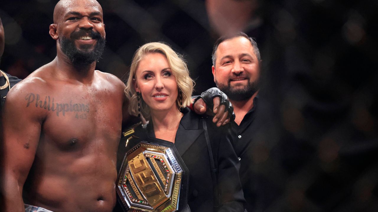 El campeoÂ³n de peso pesado de UFC, Jon Jones, con su prometida Jessie Moses, celebra su victoria por nocaut to cnico contra el retador Stipe Miocic durante su pelea por el toÂ­tulo de peso pesado de UFC 309