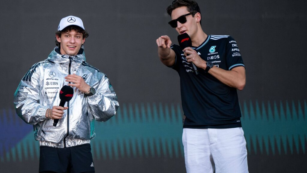 Andrea Kimi Antonelli (Mercedes-AMG Petronas F1 Team, Italien, 12), George Russell (Mercedes-AMG Petronas F1 Team, Großbritannien, 63) beim Fan Forum in der Fanzone, BAH, Formel 1 Weltmeisterschaft, Gulf Air Grand Prix von Bahrain, Bahrain International Circuit, Ankunft der Fahrer, Saison 2025, 12.04.2025