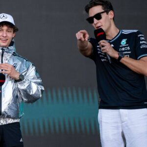 Andrea Kimi Antonelli (Mercedes-AMG Petronas F1 Team, Italien, 12), George Russell (Mercedes-AMG Petronas F1 Team, Großbritannien, 63) beim Fan Forum in der Fanzone, BAH, Formel 1 Weltmeisterschaft, Gulf Air Grand Prix von Bahrain, Bahrain International Circuit, Ankunft der Fahrer, Saison 2025, 12.04.2025