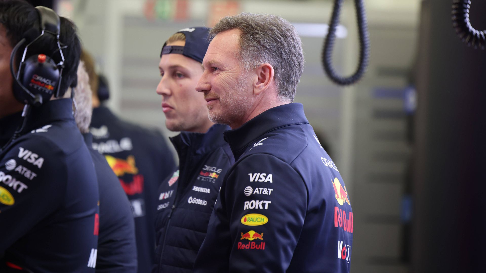 Christian Horner (Oracle Red Bull Racing, Teamchef), Liam Lawson (Oracle Red Bull Racing, 30), BAH, Bahrain Preseason Testing, Formel 1 Weltmeisterschaft, 28.02.2025 BAH, Formel 1, Bahrain International Circuit