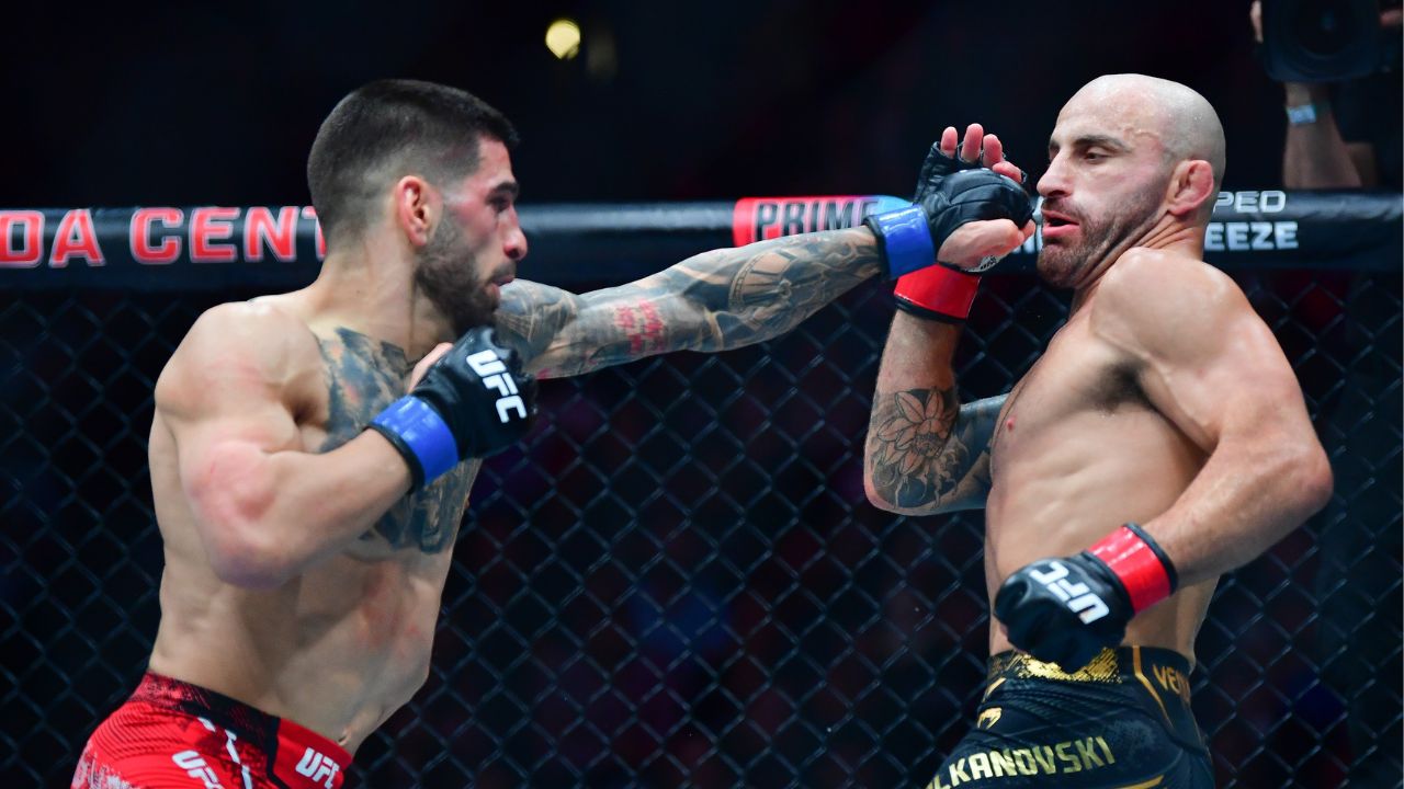 Alexander Volkanovski fights against Ilia Topuria during UFC 298 at Honda Center.