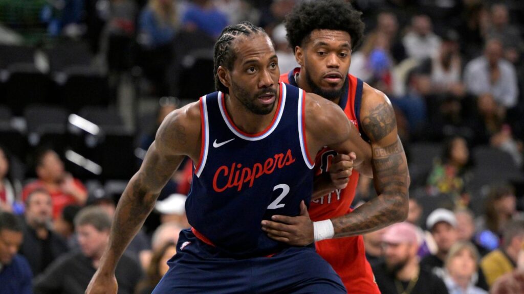 Kawhi Leonard boxing out Keion Brooks Jr.