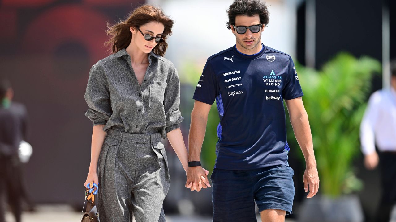 Carlos Sainz of Williams Racing and his girlfriend Rebecca Donaldson chat during the qualifying of the Saudi Arabia GP, the 5th round of the Formula 1 World Championship, WM, Weltmeisterschaft at Jeddah Corniche Circuit in Jeddah, Saudi Arabia, on April 19, 2025
