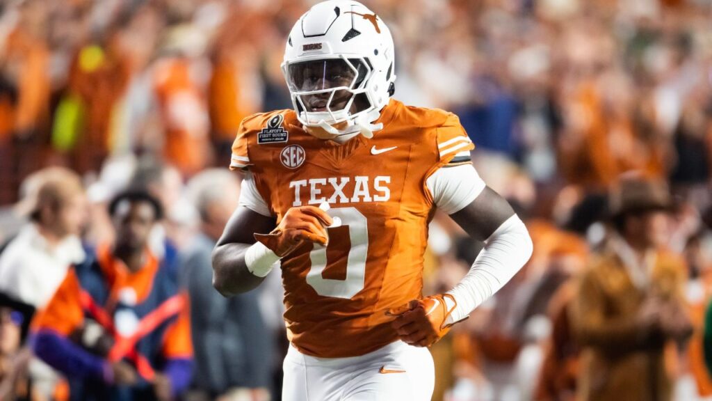 Texas Longhorns linebacker Anthony Hill Jr. (0) against the Clemson Tigers during the CFP National playoff first round at Darrell K Royal-Texas Memorial Stadium.