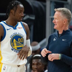 Golden State Warriors head coach Steve Kerr (right) talks to forward Jonathan Kuminga (00) during the third quarter against the San Antonio Spurs at Chase Center.