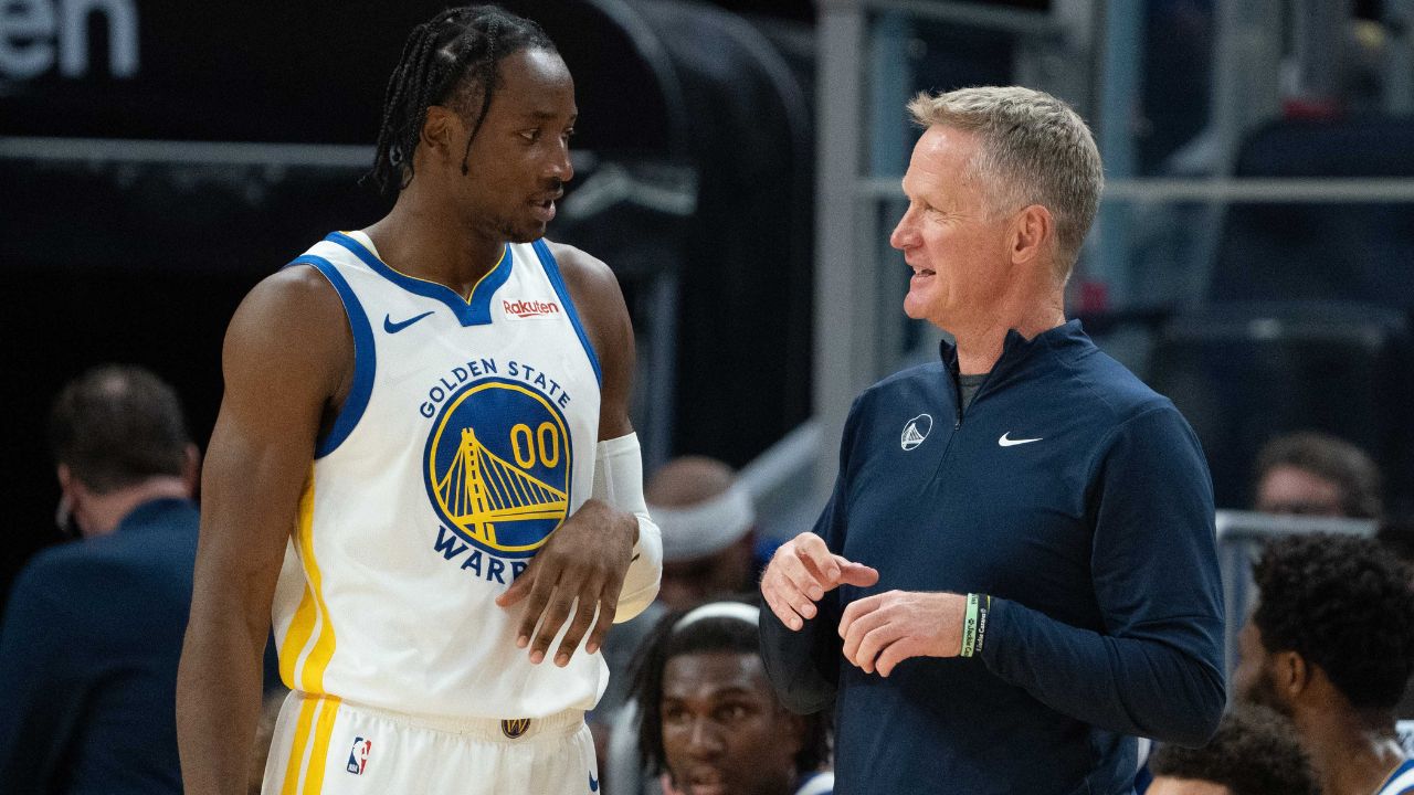 Golden State Warriors head coach Steve Kerr (right) talks to forward Jonathan Kuminga (00) during the third quarter against the San Antonio Spurs at Chase Center.