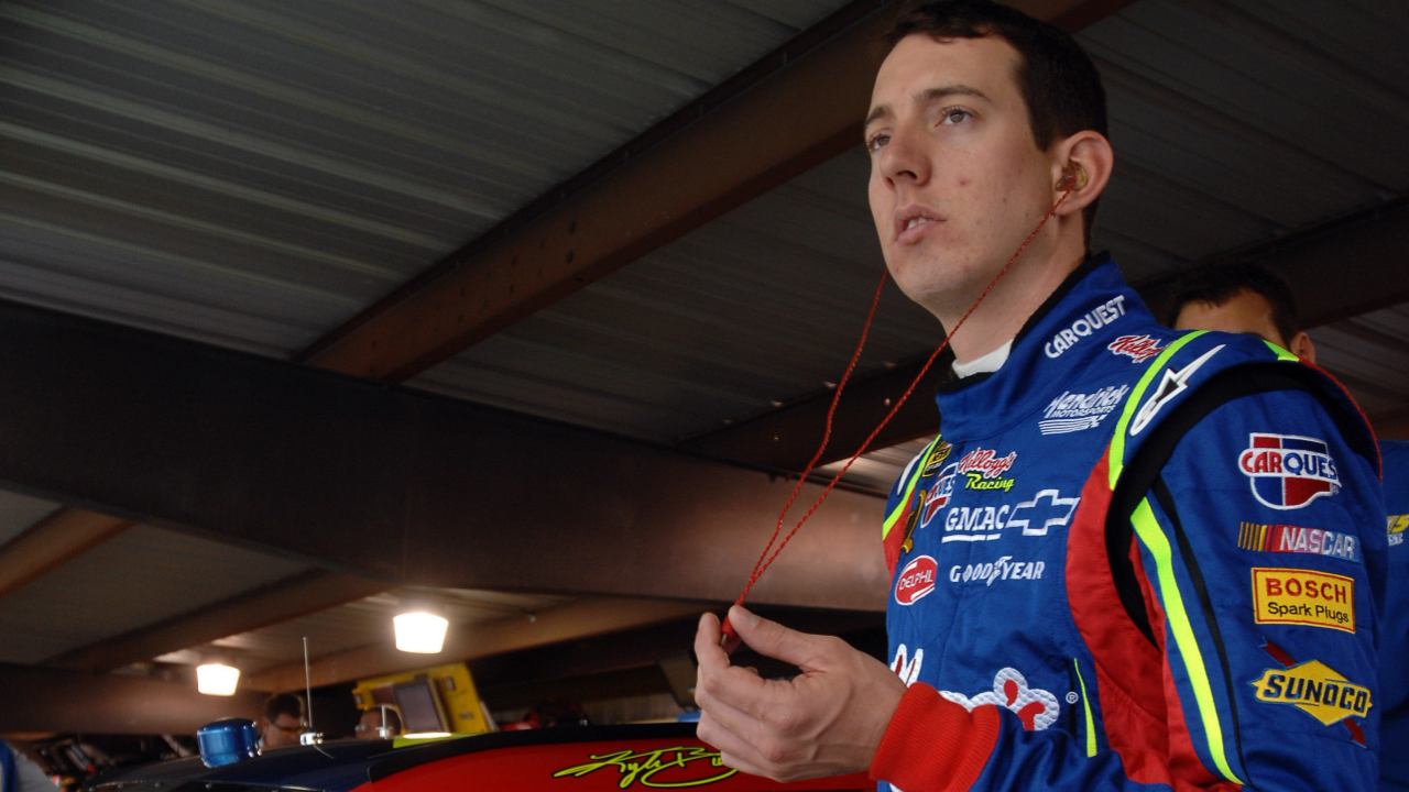 October 19, 2007; Martinsville, Virginia, USA; Nascar NEXTEL CUP Series driver Kyle Busch (5) before practice for the Subway 500 at Martinsville Speedway. Mandatory Credit: Sam Sharpe-Imagn Images Copyright © 2007 Sam Sharpe