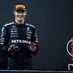 George Russell (Mercedes-AMG Petronas F1 Team, Großbritannien, 63) jubelt bei der Siegerehrung auf dem Podium ueber Platz 2, BAH, Formel 1 Weltmeisterschaft, Gulf Air Grand Prix von Bahrain, Bahrain International Circuit, Rennen, Saison 2025, 13.04.2025