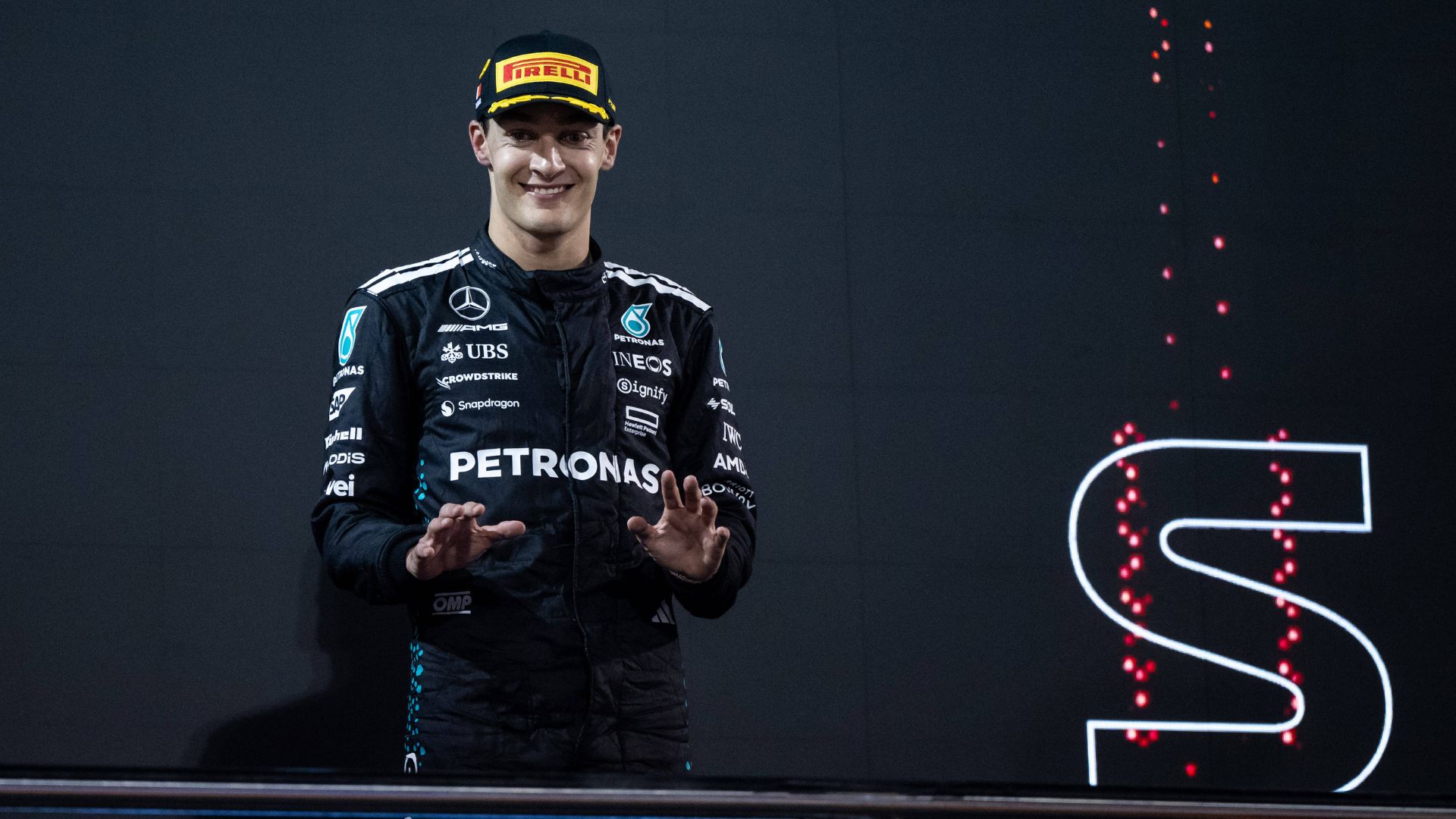 George Russell (Mercedes-AMG Petronas F1 Team, Großbritannien, 63) jubelt bei der Siegerehrung auf dem Podium ueber Platz 2, BAH, Formel 1 Weltmeisterschaft, Gulf Air Grand Prix von Bahrain, Bahrain International Circuit, Rennen, Saison 2025, 13.04.2025