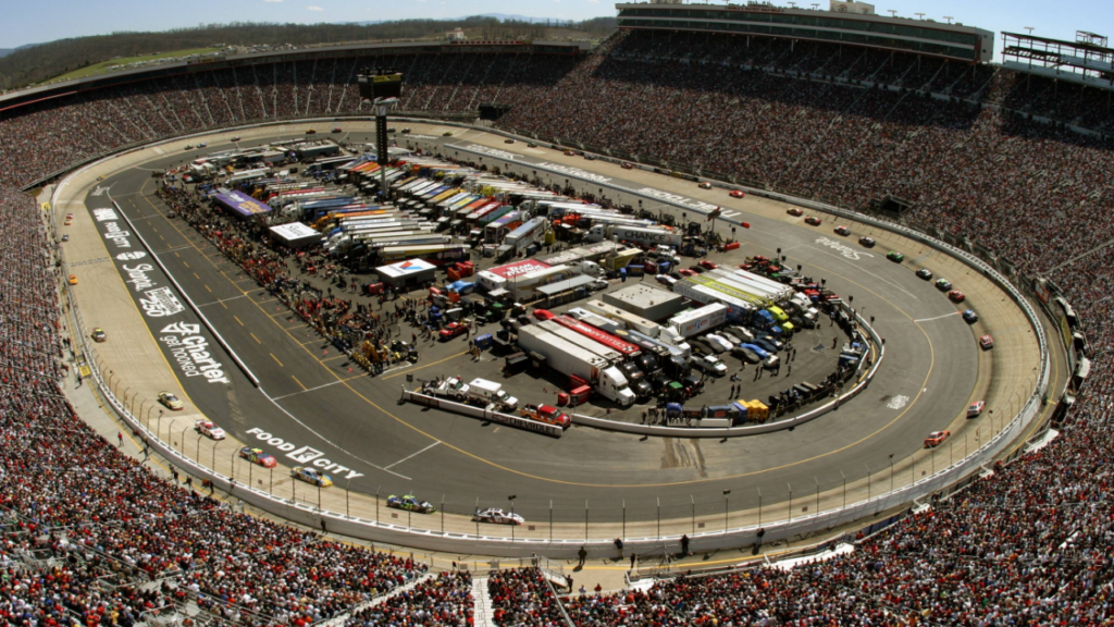 Ein ausverkaufter Bristol Motor Speedway zu den Food City 500 - (Icon9170209) Motorsport Herren Food City 500 Nascar Nextel Cup 2005, US Rennserie Totale Bristol Motor Speedway Bristol, Tennessee EDITORIAL USE ONLY