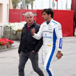 Formula 1 Testfahrten Bahrain 2025 27.02.2025, Bahrain International Circuit, Sakhir, Formula 1 Testfahrten Bahrain 2025 ,im Bild Carlos Sainz Jr. (ESP), Williams Racing mit seinem Vater Caros Sainz Sr.. *** Formula 1 Testing Bahrain 2025 27 02 2025