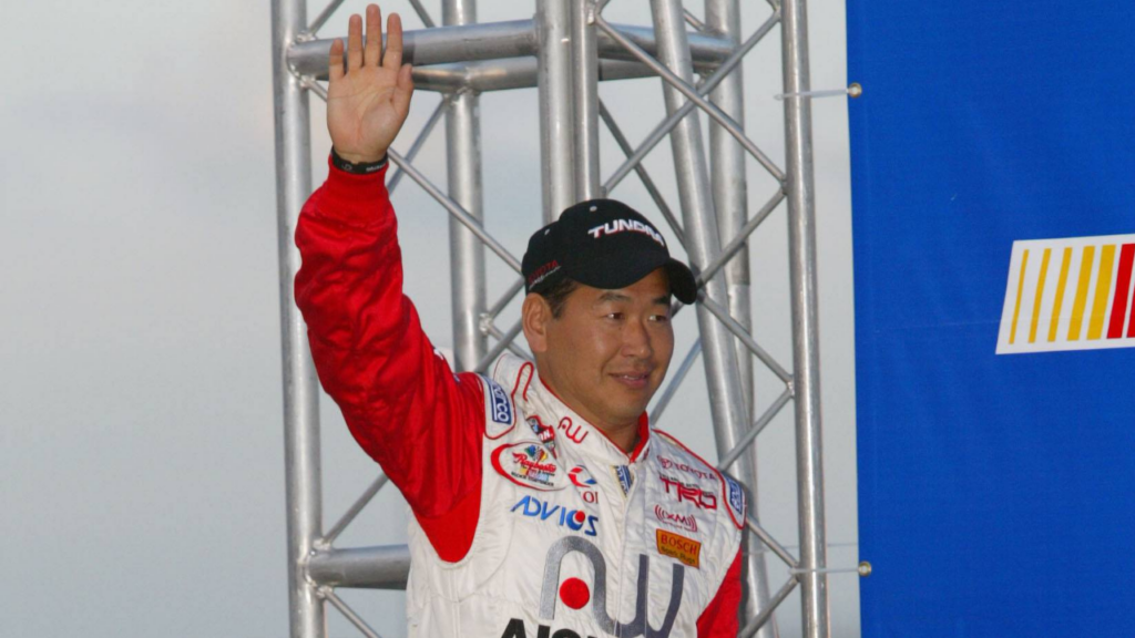 Shigeaki Hattori (Japan Toyota) winkt seinen Anhängern bei der Fahrerpräsentation - (Icon9633243) Motorsport Herren Chex 400 Nascar Craftsman Truck Series 2005, US Rennserie, Autorennen, Automobilrennsport, Pickup Einzelbild Texas Motor Speedway Fort Worth EDITORIAL USE ONLY