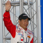 Shigeaki Hattori (Japan Toyota) winkt seinen Anhängern bei der Fahrerpräsentation - (Icon9633243) Motorsport Herren Chex 400 Nascar Craftsman Truck Series 2005, US Rennserie, Autorennen, Automobilrennsport, Pickup Einzelbild Texas Motor Speedway Fort Worth EDITORIAL USE ONLY