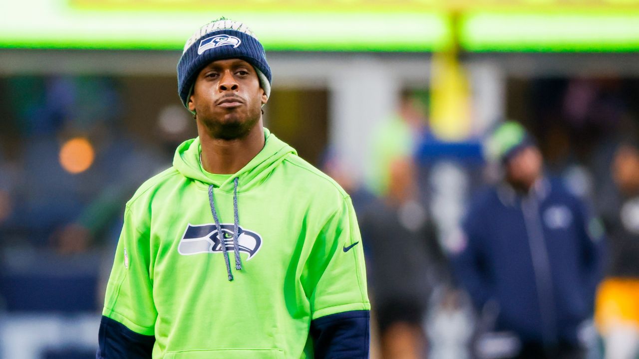 Seattle Seahawks quarterback Geno Smith (7) participates in pregame warmups against the Green Bay Packers at Lumen Field.