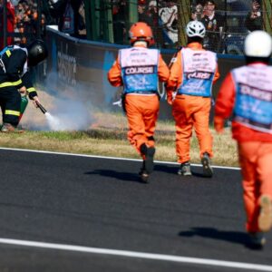 Fire on the grass, marshall, commissaire de piste, marshal, marshalls, marshals during the Formula 1 Lenovo Japanese Grand Prix 2025, 3rd round of the 2025 FIA Formula One World Championship, WM, Weltmeisterschaft from April 4 to 6, 2025 on the Suzuka Circuit, in Suzuka, Japan