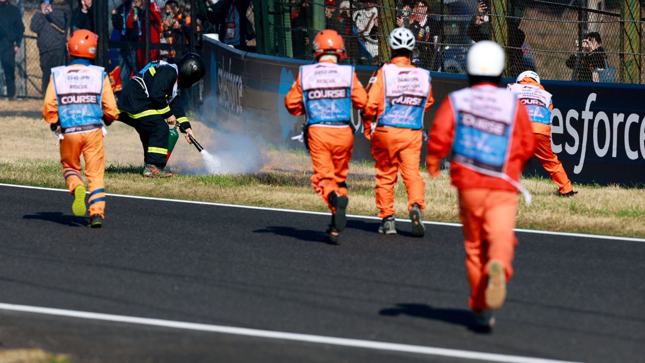 Fire on the grass, marshall, commissaire de piste, marshal, marshalls, marshals during the Formula 1 Lenovo Japanese Grand Prix 2025, 3rd round of the 2025 FIA Formula One World Championship, WM, Weltmeisterschaft from April 4 to 6, 2025 on the Suzuka Circuit, in Suzuka, Japan