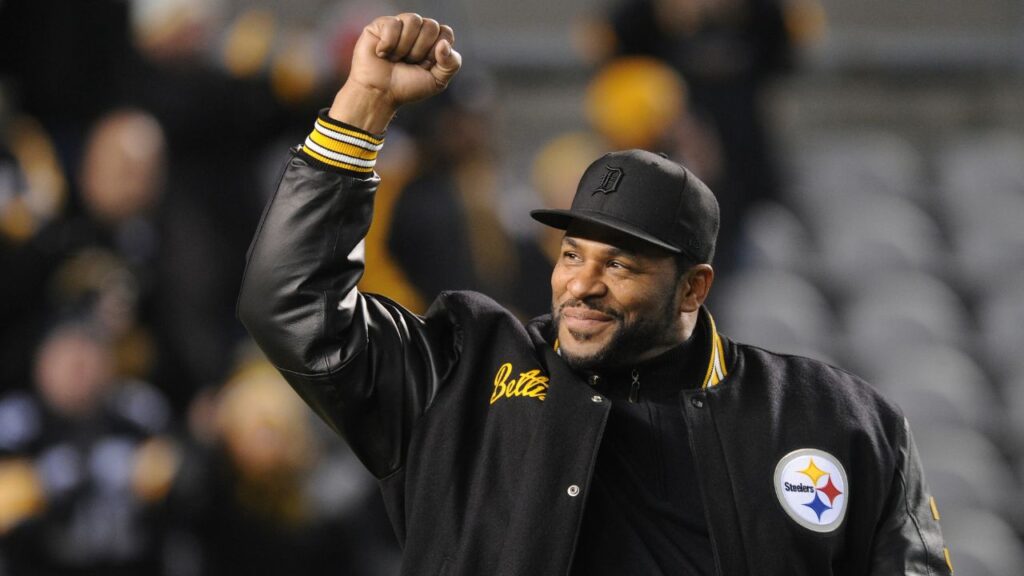 Nov 26, 2017; Pittsburgh, PA, USA; Pittsburgh Steelers former running back Jerome Bettis acknowledges the crowd during a halftime recognition for the Steelers Hall of Honor at Heinz Field. The Pittsburgh Steelers beat the Green Bay Packers 31-28. Mandatory Credit: Philip G. Pavely-Imagn Images