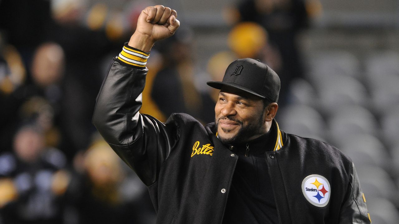 Nov 26, 2017; Pittsburgh, PA, USA; Pittsburgh Steelers former running back Jerome Bettis acknowledges the crowd during a halftime recognition for the Steelers Hall of Honor at Heinz Field. The Pittsburgh Steelers beat the Green Bay Packers 31-28. Mandatory Credit: Philip G. Pavely-Imagn Images