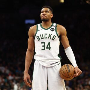 Milwaukee Bucks forward Giannis Antetokounmpo (34) against the Phoenix Suns at Footprint Center