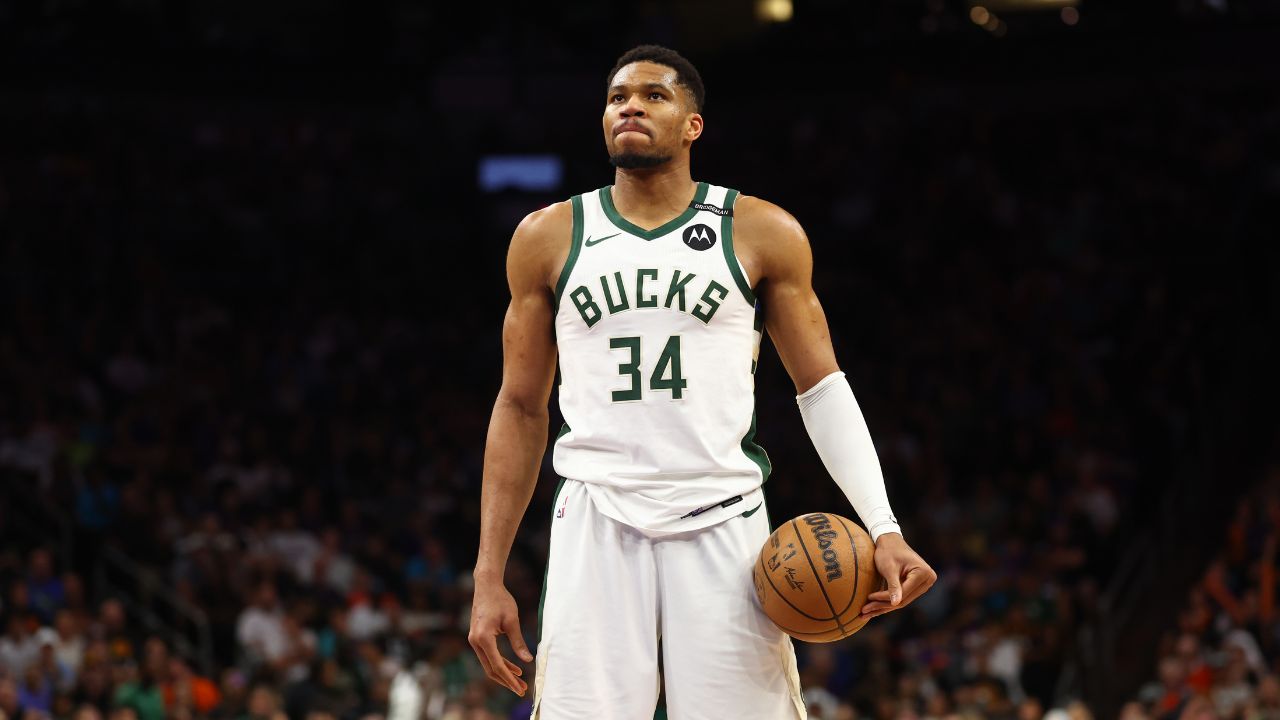 Milwaukee Bucks forward Giannis Antetokounmpo (34) against the Phoenix Suns at Footprint Center