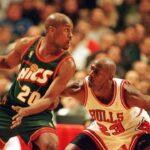 Bulls-Guard Michael Jordan attackiert den ballführenden Gary Payton Basketball Herren NBA, Saison 1996 97: Chicago Bulls - Seattle Supersonics Gruppe United Center Chicago Dynamik, Kampf