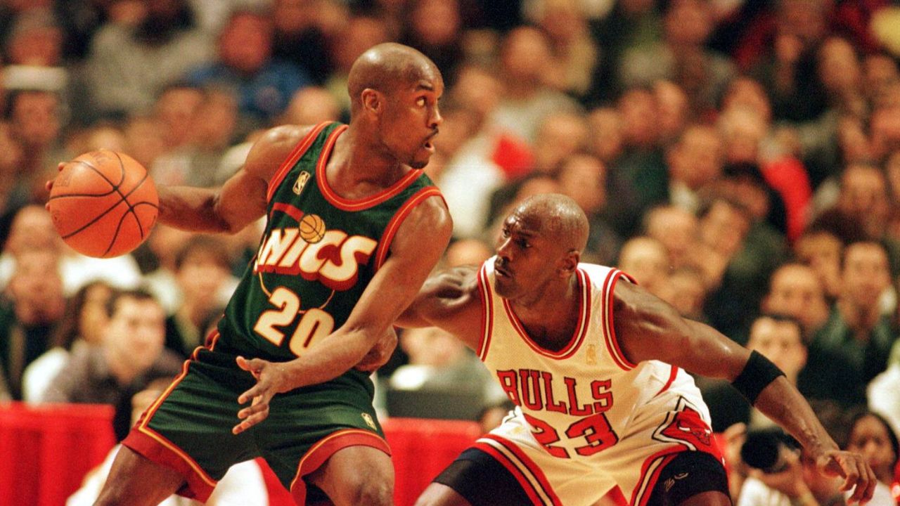Bulls-Guard Michael Jordan attackiert den ballführenden Gary Payton Basketball Herren NBA, Saison 1996 97: Chicago Bulls - Seattle Supersonics Gruppe United Center Chicago Dynamik, Kampf