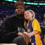 Kevin Durant with a young Valkyries fan.