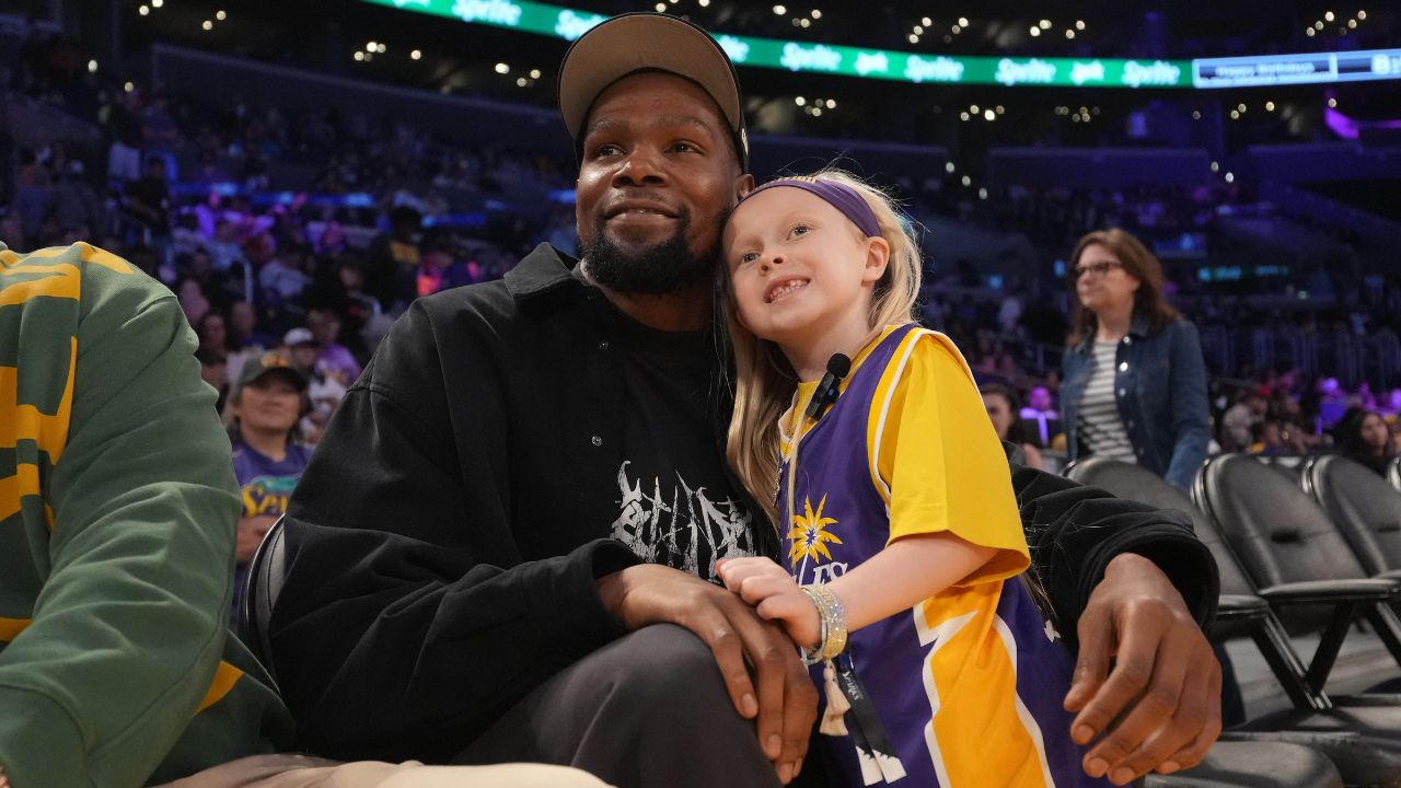 Kevin Durant with a young Valkyries fan.
