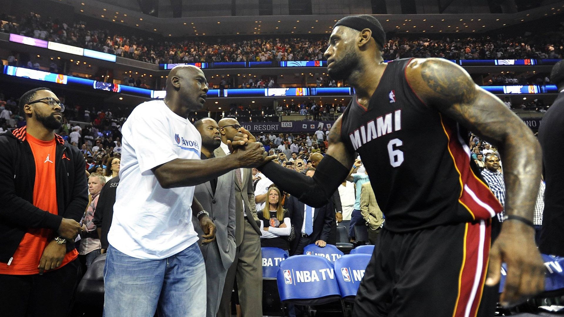 NBA, Basketball Herren, USA Heat v Bobcats Game 4 Charlotte Bobcats team owner Michael Jordan shakes hands with Miami Heat forward LeBron James (6), after the Heat defeated the Bobcats, 109-98, in Game 4 of the NBA Eastern Conference quarterfinals at Time Warner Cable Arena in Charlotte, N.C., Monday, April 28, 2014