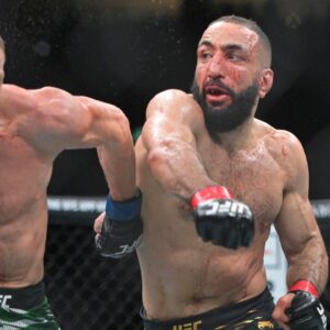 Belal Muhammad (red gloves) fights Jack Della Maddalena (blue gloves) during UFC 315 at Bell Centre.
