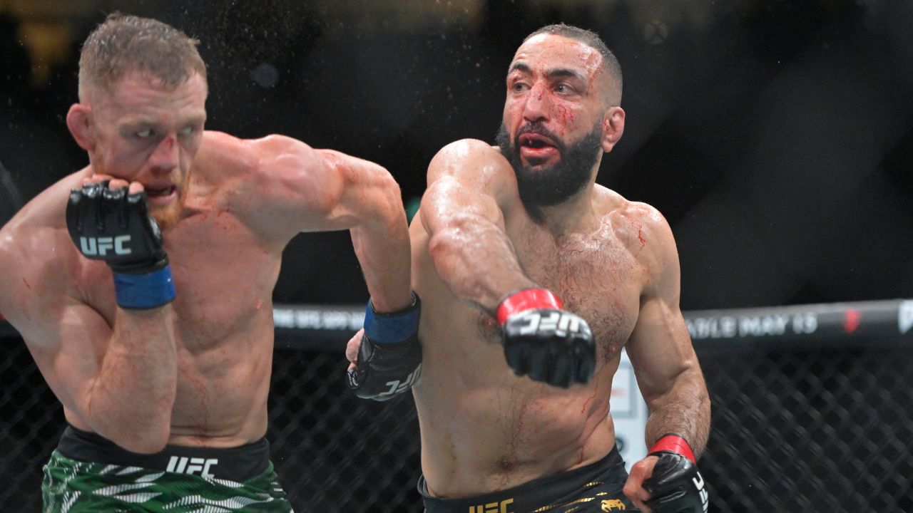 Belal Muhammad (red gloves) fights Jack Della Maddalena (blue gloves) during UFC 315 at Bell Centre.
