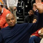Charles Barkley waving to crowd