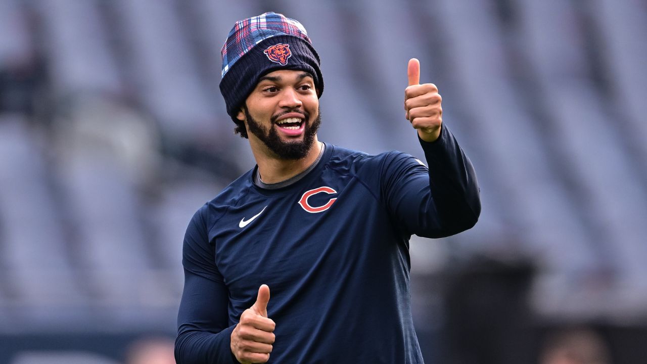Chicago Bears quarterback Caleb Williams (18) warms up before the game against the Green Bay Packers at Soldier Field.