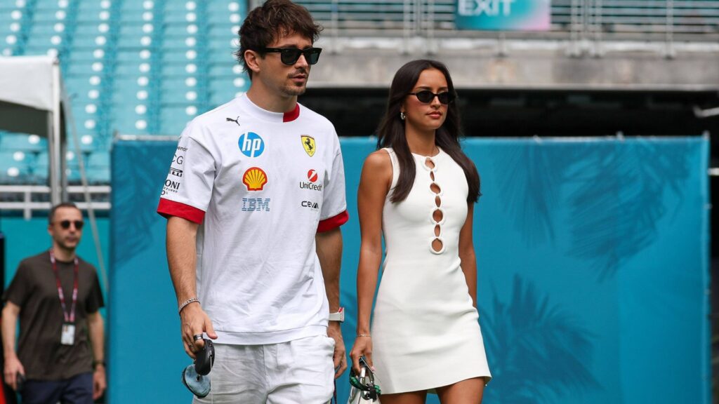 Charles Leclerc (Scuderia Ferrari HP) mit Freundin Alexandra Saint Mleux und Dackel im Paddock, Grosser Preis von Miami, Motorsport, Herren, Formel 1, Sprint, 03.05.2025 Miami Florida USA