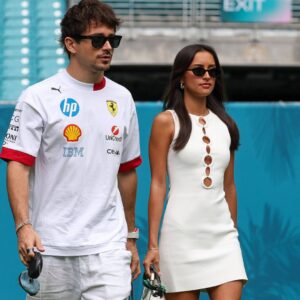 Charles Leclerc (Scuderia Ferrari HP) mit Freundin Alexandra Saint Mleux und Dackel im Paddock, Grosser Preis von Miami, Motorsport, Herren, Formel 1, Sprint, 03.05.2025 Miami Florida USA