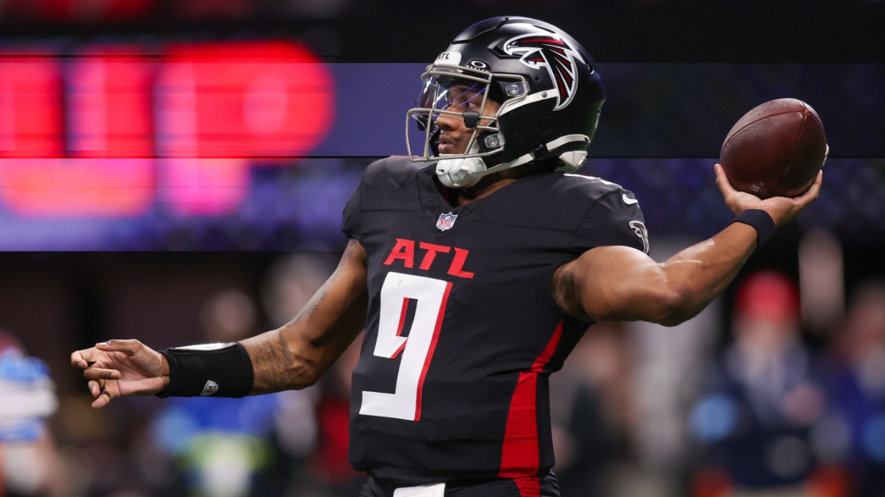 Atlanta Falcons quarterback Michael Penix Jr. (9) throws a pass against the Carolina Panthers in the third quarter at Mercedes-Benz Stadium.
