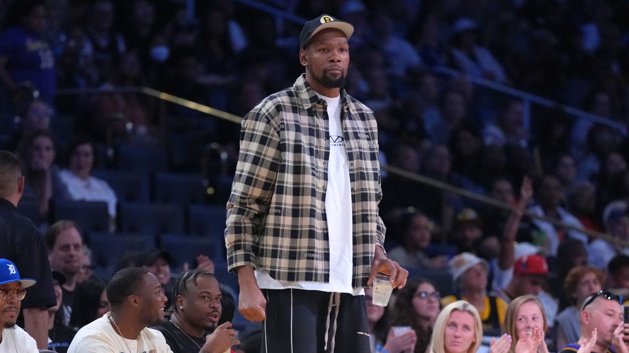 Kevin Durant attends Sparks game