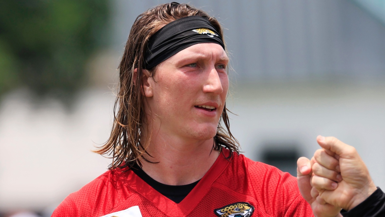 Jacksonville Jaguars quarterback Trevor Lawrence (16) fist bumps executive vice president of football operations Tony Boselli during the first organized team activity at Miller Electric Center Monday, May 19, 2025 in Jacksonville, Fla.