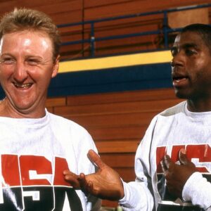 Larry Bird (li.) und Earvin Magic Johnson (beide USA) geben ein Interview- Basketball Herren Olympische