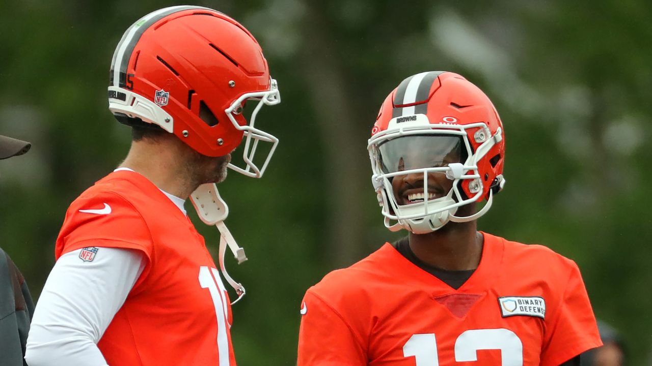 Cleveland Browns quarterback Joe Flacco, left, chats with rookie Shedeur Sanders during an NFL practice at the Cleveland Browns training facility on Wednesday, May 28, 2025, in Berea, Ohio.