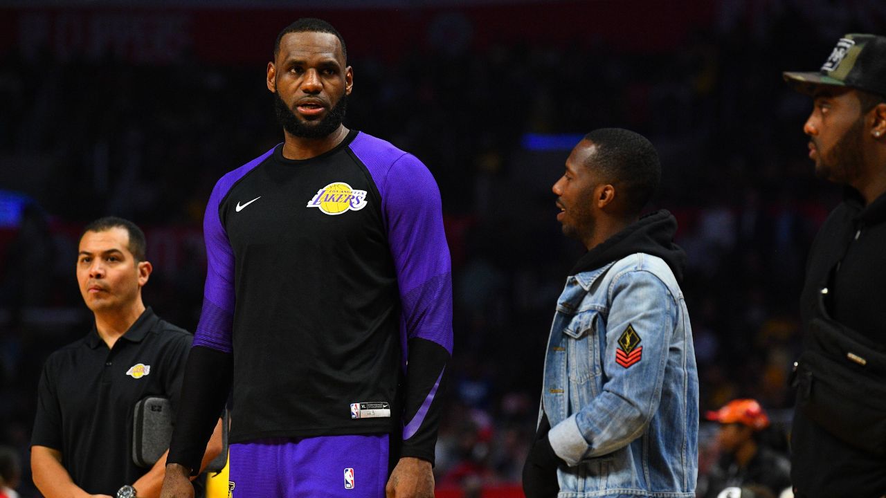 Los Angeles Lakers Forward LeBron James (23) talks with agent Rich Paul at halftime of a NBA Basketball Herren USA game between the Los Angeles Lakers and the Los Angeles Clippers on January 31, 2019 at STAPLES Center in Los Angeles, CA.