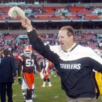 Pittsburgh Steelers head coach Bill Cowher raises his hat as he leaves the field against Cleveland Browns at Cleveland Browns Stadium. Steelers beat the Browns 24-10.