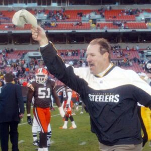Pittsburgh Steelers head coach Bill Cowher raises his hat as he leaves the field against Cleveland Browns at Cleveland Browns Stadium. Steelers beat the Browns 24-10.