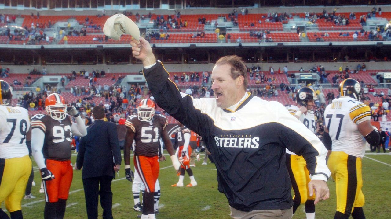 Pittsburgh Steelers head coach Bill Cowher raises his hat as he leaves the field against Cleveland Browns at Cleveland Browns Stadium. Steelers beat the Browns 24-10.