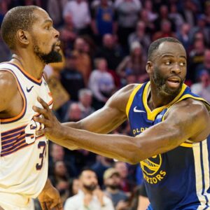 Golden State Warriors forward Draymond Green (23) defends against Phoenix Suns forward Kevin Durant (35) during the fourth quarter at Chase Center.
