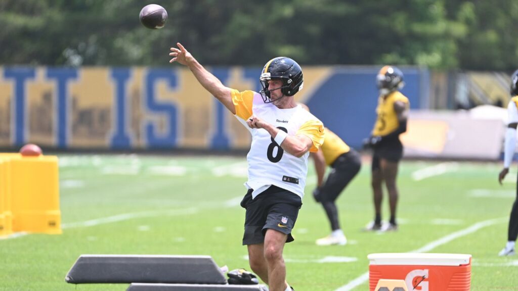 Pittsburgh Steelers quarterback Aaron Rodgers (8) during minicamp at their South Side facility.