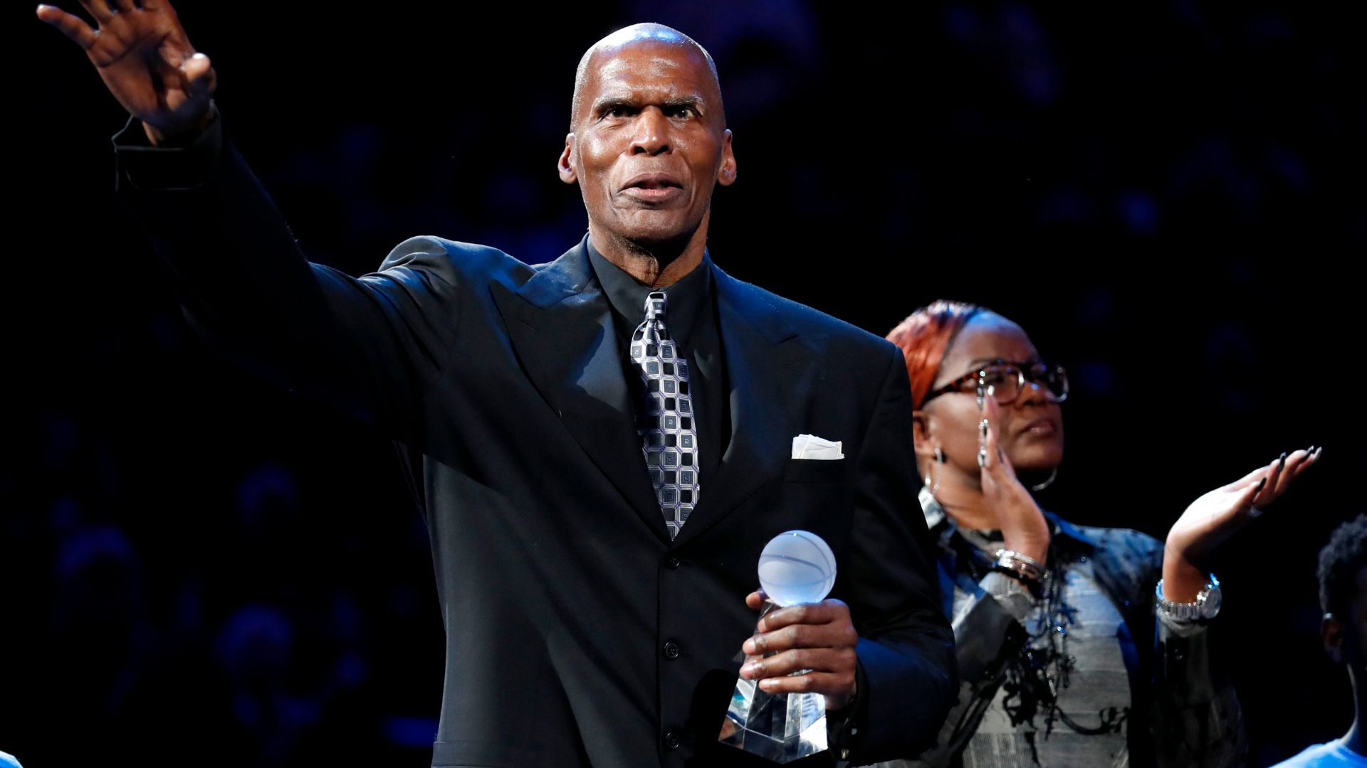 Robert Parish waves to the crowd after receiving the Sports Legacy Award on Monday, Jan. 20, 2020, before a game between the Grizzlies and Pelicans at the FedExForum in downtown Memphis
