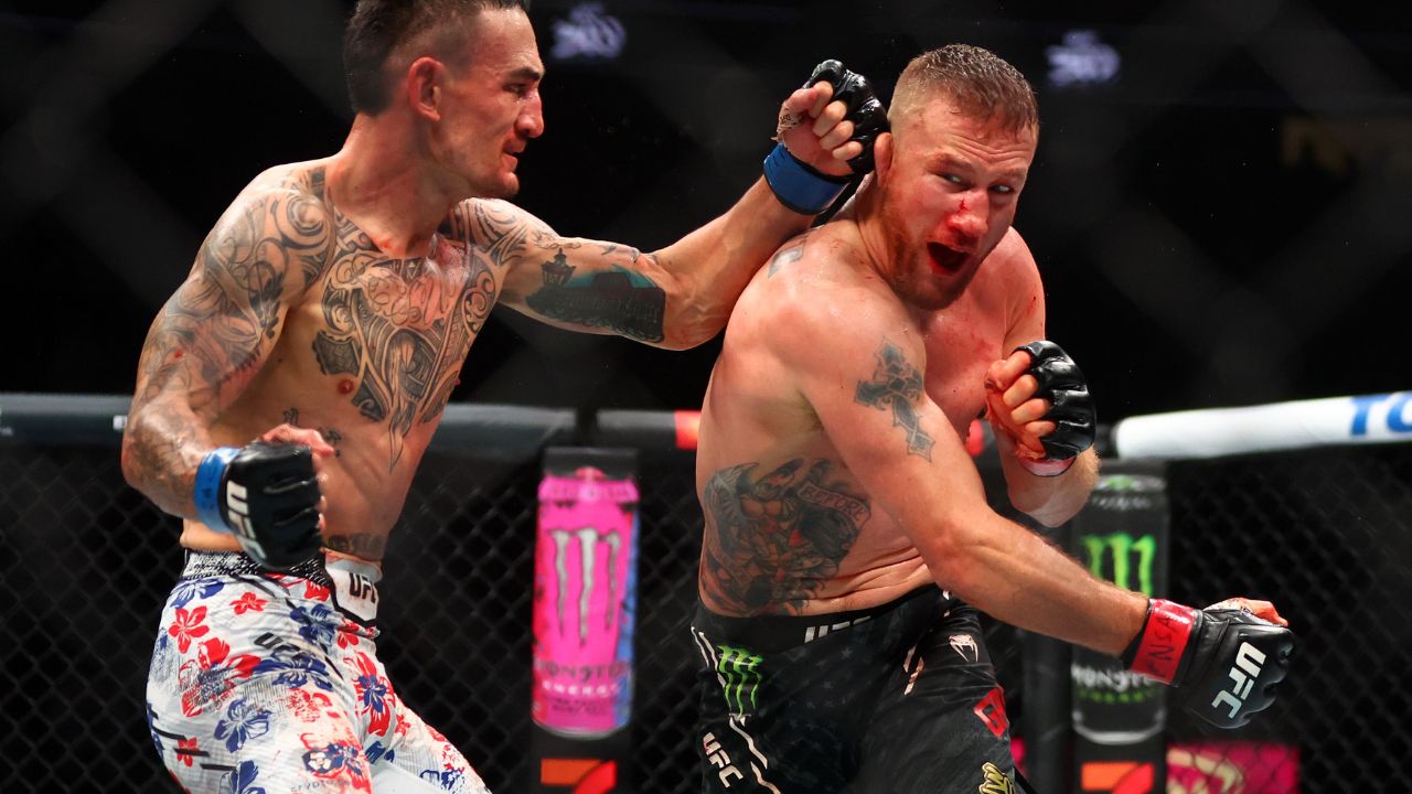 Max Holloway (blue gloves) fights Justin Gaethje (red gloves) during UFC 300 at T-Mobile Arena.