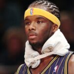 Jermaine O Neal (Indiana Pacers) kühlt seine Nackenmuskulatur Basketball Herren NBA 2003 2004